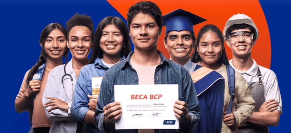 Joven becario sosteniendo diploma de beca bcp con jóvenes profesionales atrás representando futuro de los becarios